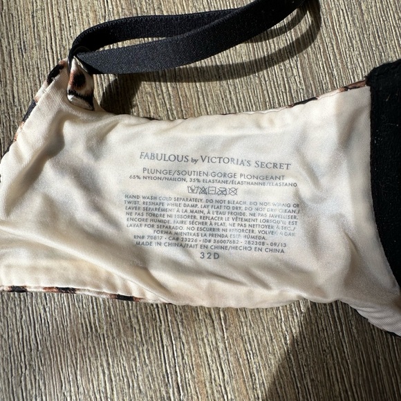 Victoria’s Secret Fabulous plunge bra- 32D - Picture 3 of 9